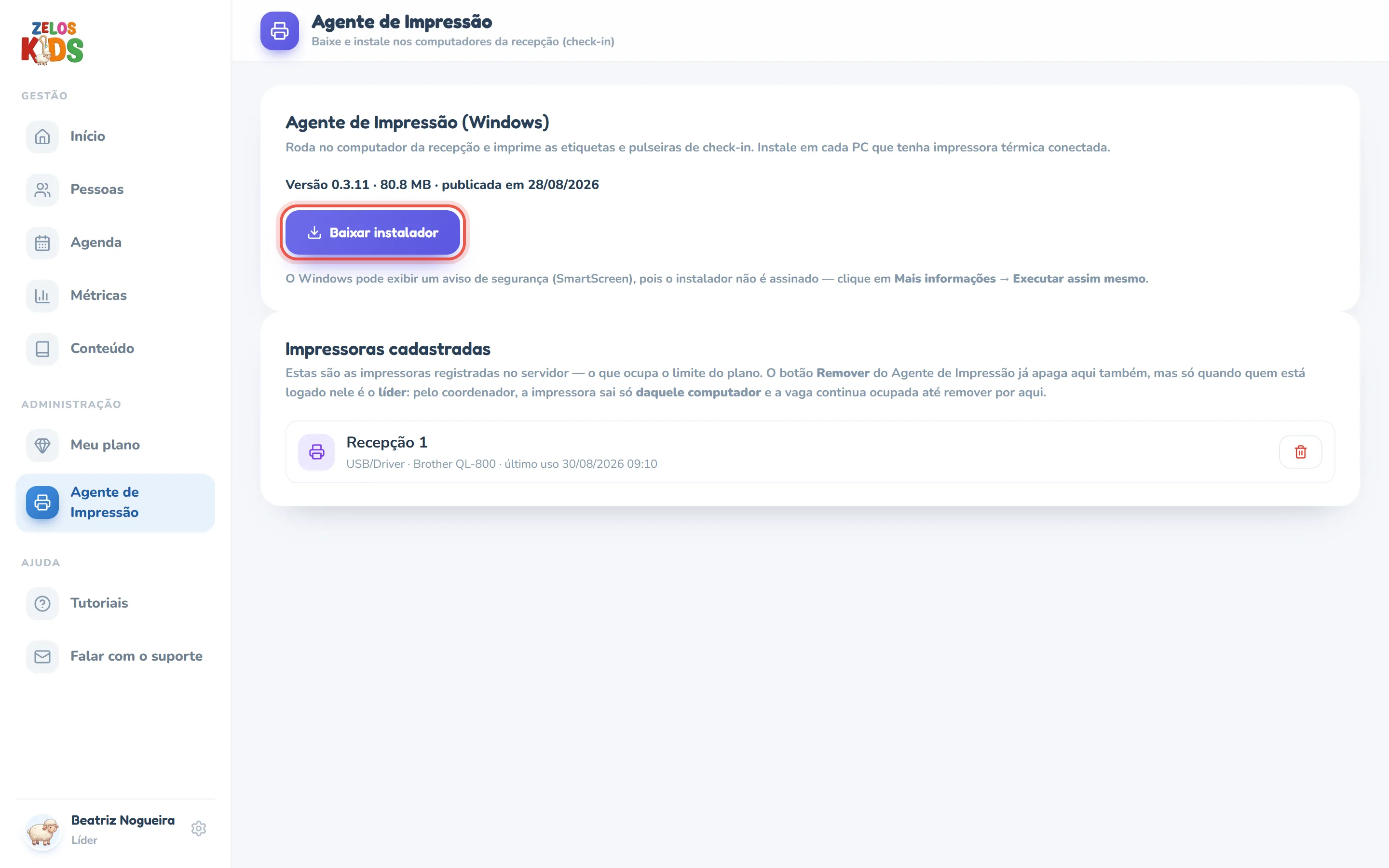Tela Agente de Impressão do painel vista pela líder: o painel Agente de Impressão (Windows) com a explicação de que ele roda no computador da recepção, a linha da versão com tamanho e data de publicação, o botão roxo Baixar instalador (destacado) e o aviso de que o Windows pode exibir um alerta de segurança do SmartScreen; abaixo, o painel Impressoras cadastradas com a linha da impressora Recepção 1 — tipo de ligação, nome usado para imprimir, data do último uso — e o botão de lixeira vermelha no fim da linha.