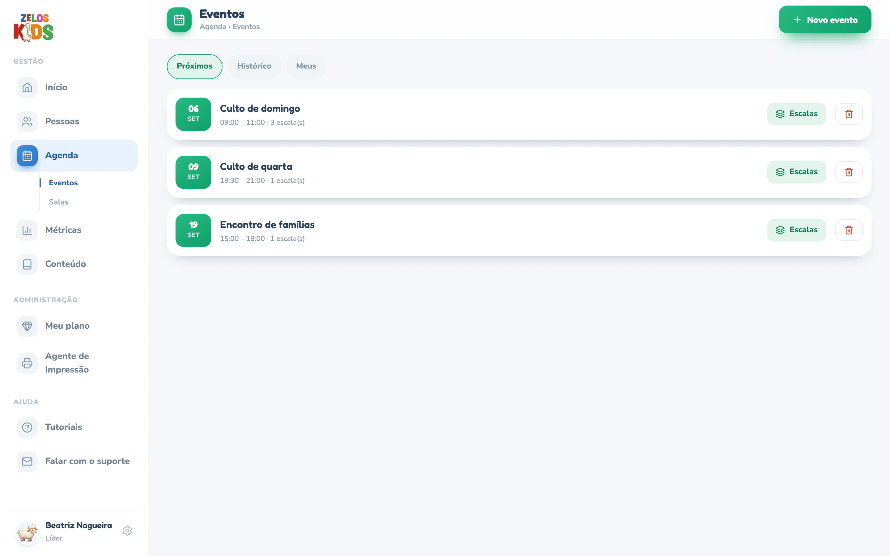 Página Eventos do painel, com o subtítulo Agenda › Eventos e o botão Novo evento no alto à direita; os botões de filtro Próximos, Histórico e Meus; e três linhas de evento, cada uma com o selo de data à esquerda, o nome do culto, a linha de horário com a quantidade de escalas, o botão Escalas e o ícone de lixeira.