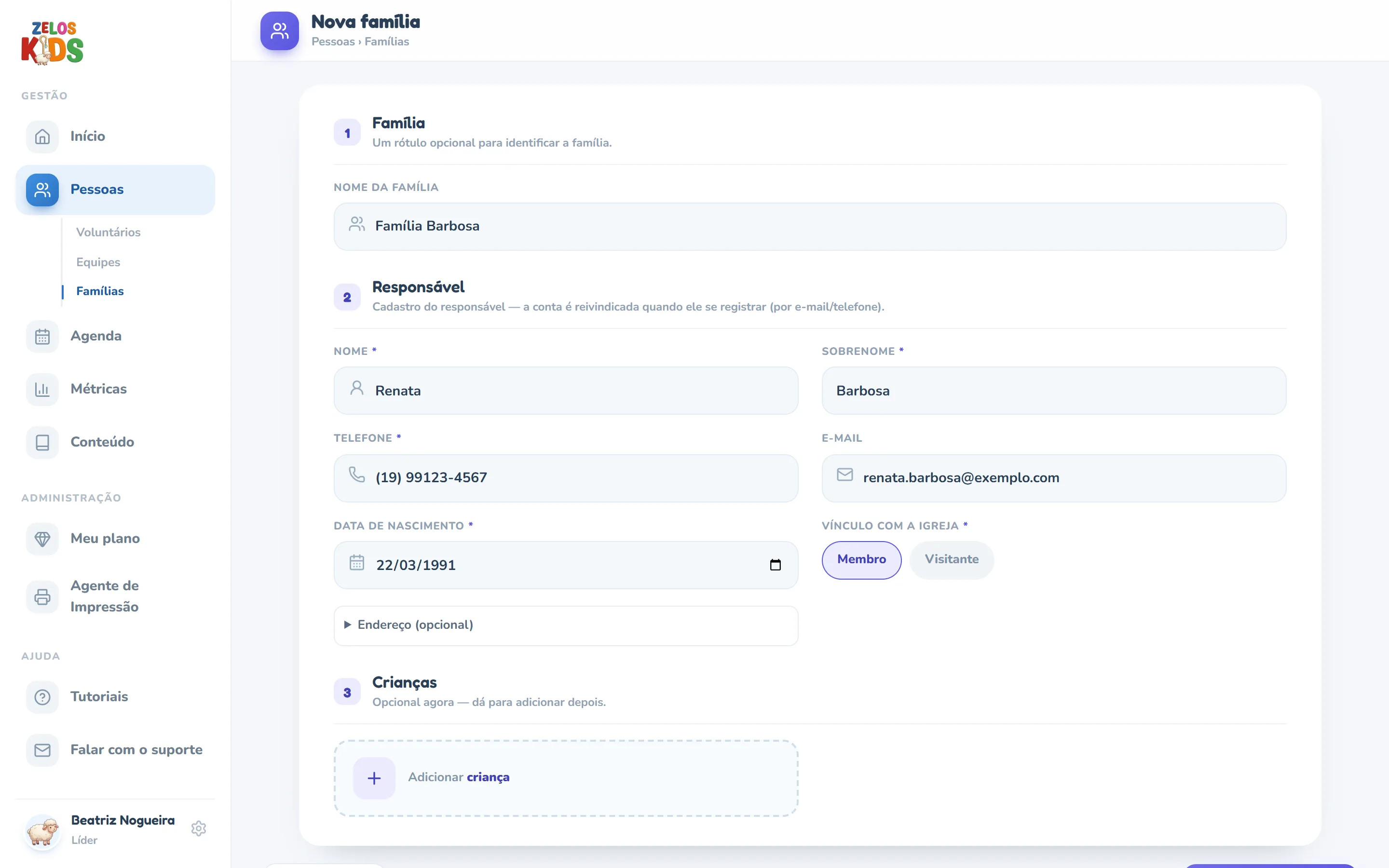 Formulário Nova família do topo: o grupo 1 Família com o Nome da família preenchido e, abaixo, o grupo 2 Responsável com os campos Nome, Sobrenome, Telefone, E-mail e Data de nascimento, o campo Vínculo com a igreja com os botões Membro e Visitante, a gaveta fechada Endereço (opcional) e o começo do grupo 3 Crianças com a faixa Adicionar criança.