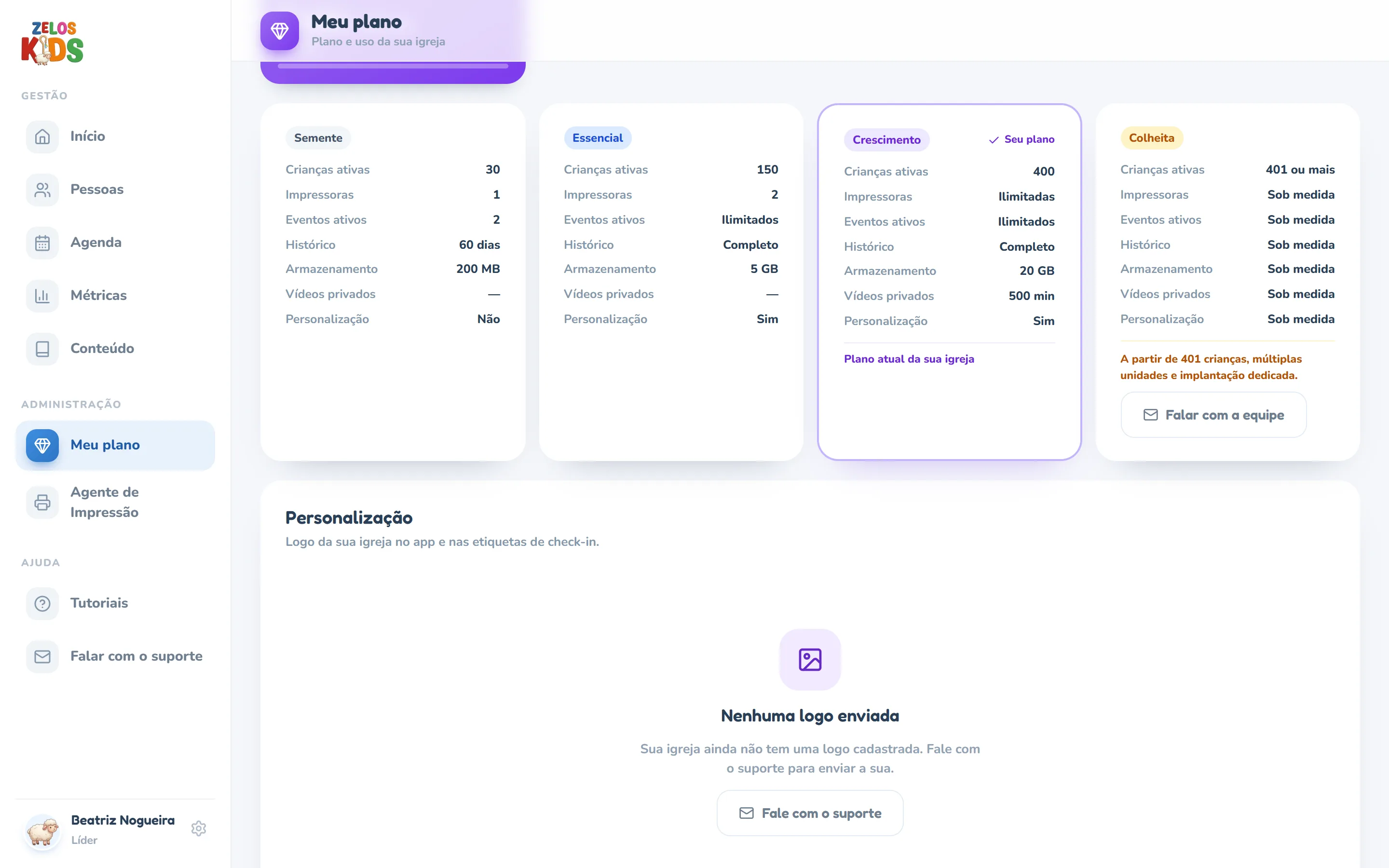 Parte de baixo da tela Meu plano: quatro cartões lado a lado — Semente, Essencial, Crescimento e Colheita — comparando crianças ativas, impressoras, eventos ativos, histórico, armazenamento, vídeos privados e personalização; o cartão do Crescimento está marcado como Seu plano, com o rodapé Plano atual da sua igreja, e o do Colheita diz 401 ou mais em crianças ativas e Sob medida nas demais linhas, com a frase A partir de 401 crianças, múltiplas unidades e implantação dedicada, e o botão Falar com a equipe. Abaixo, o painel Personalização, aqui ainda sem logo cadastrada: Nenhuma logo enviada, com o botão Fale com o suporte.