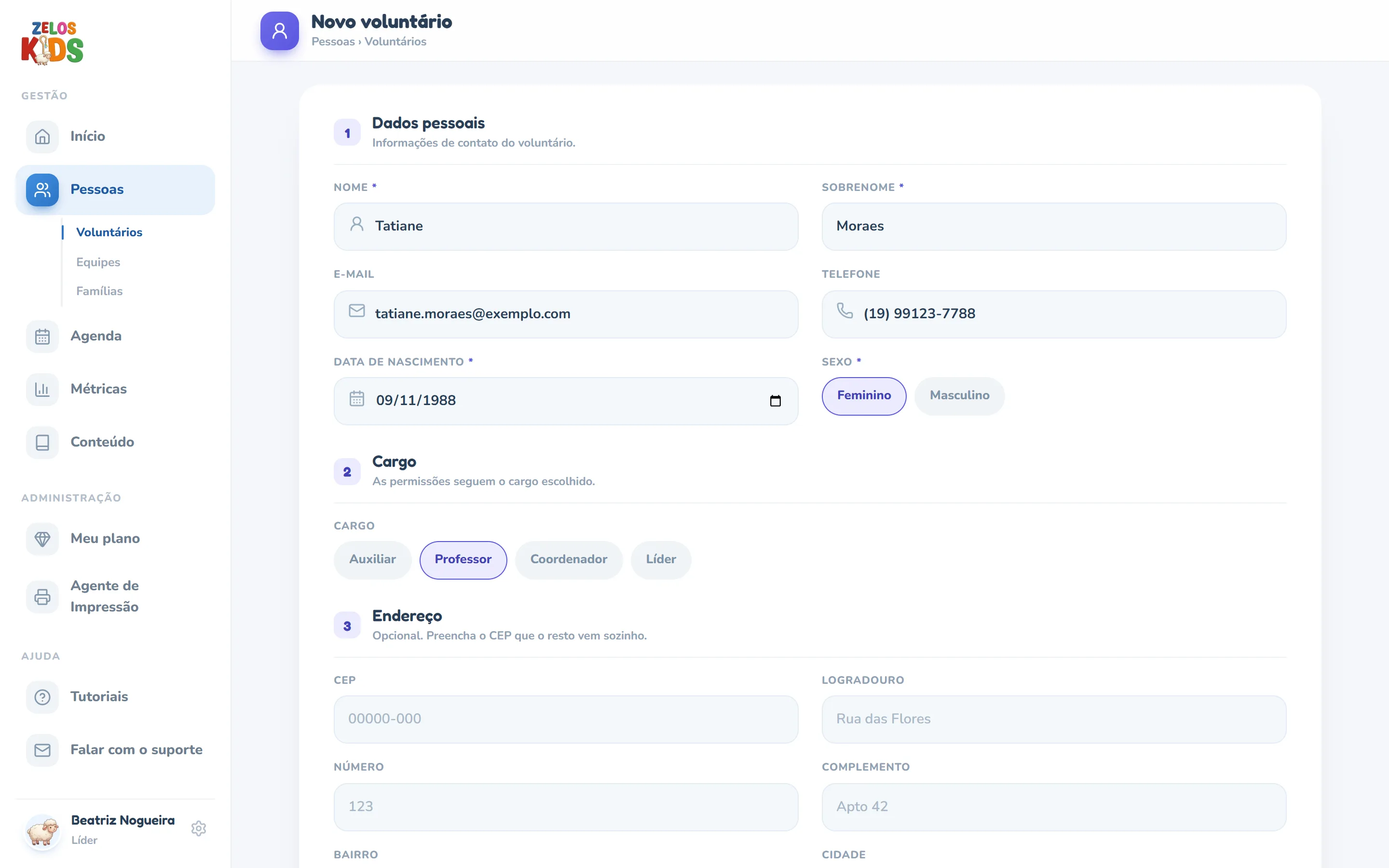 Tela Novo voluntário com o bloco 1 Dados pessoais preenchido (Nome, Sobrenome, E-mail, Telefone, Data de nascimento e Sexo com Feminino marcado) e o bloco 2 Cargo com os botões Auxiliar, Professor, Coordenador e Líder, com Professor selecionado; embaixo começa o bloco 3 Endereço, opcional, com os campos CEP, Logradouro, Número e Complemento ainda em branco.