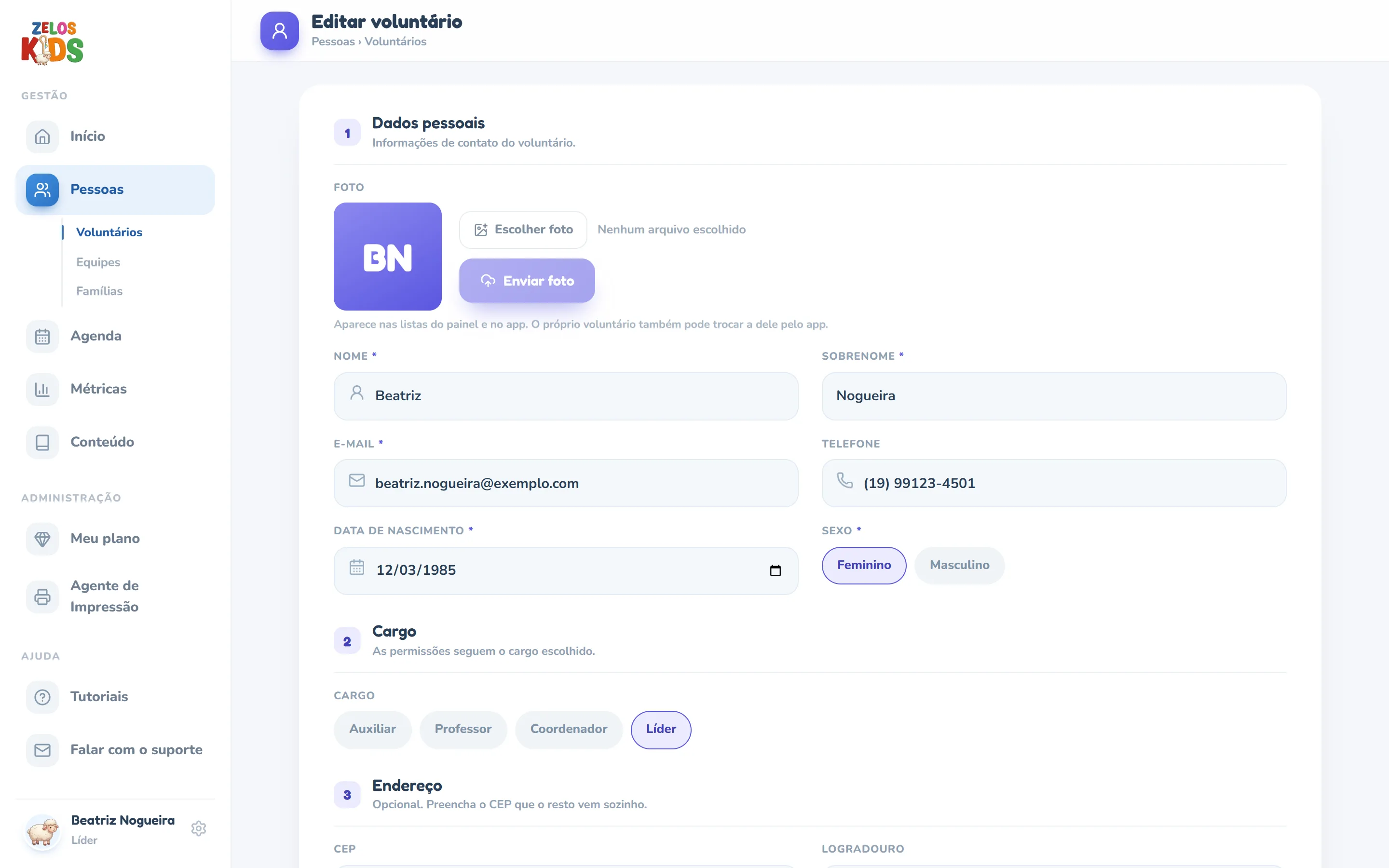 Tela Editar voluntário: o grupo 1 Dados pessoais começa pelo campo Foto — um quadrado roxo grande com as iniciais BN, o botão Escolher foto, o texto Nenhum arquivo escolhido e o botão Enviar foto ainda apagado, com a dica de que a foto aparece nas listas do painel e no app e de que o próprio voluntário pode trocar a dele pelo app. Abaixo vêm Nome, Sobrenome, E-mail, Telefone, Data de nascimento e Sexo já preenchidos, e o começo do bloco 2 Cargo com Líder marcado.