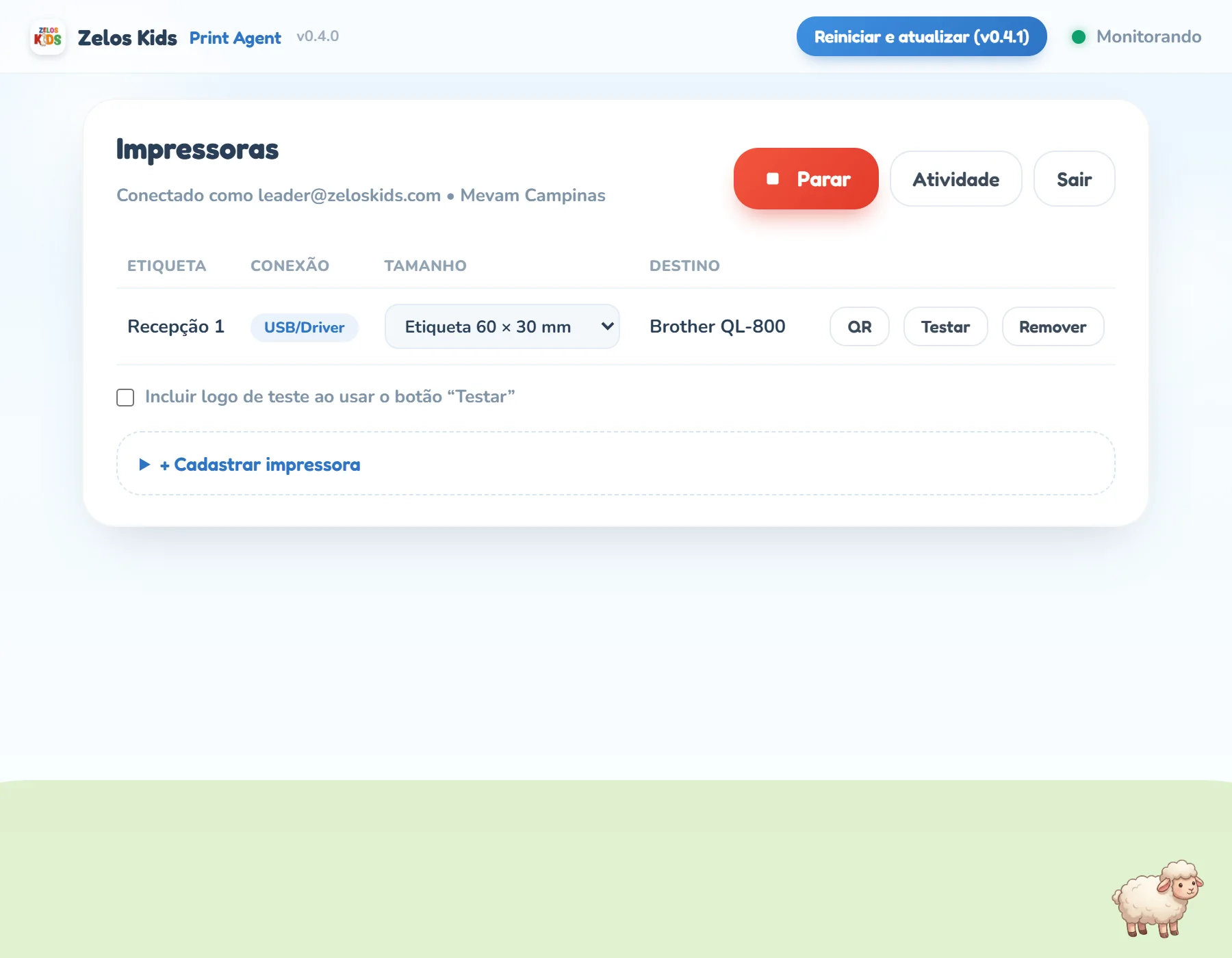 Janela do Zelos Kids Print Agent monitorando: na barra de cima, o nome do programa com a versão v0.4.0 ao lado de Print Agent e, à direita, o botão azul Reiniciar e atualizar (v0.4.1) seguido do status Monitorando; abaixo, o título Impressoras com a linha Conectado como o e-mail da líder e a igreja, os botões Parar, Atividade e Sair e a tabela com a impressora Recepção 1.