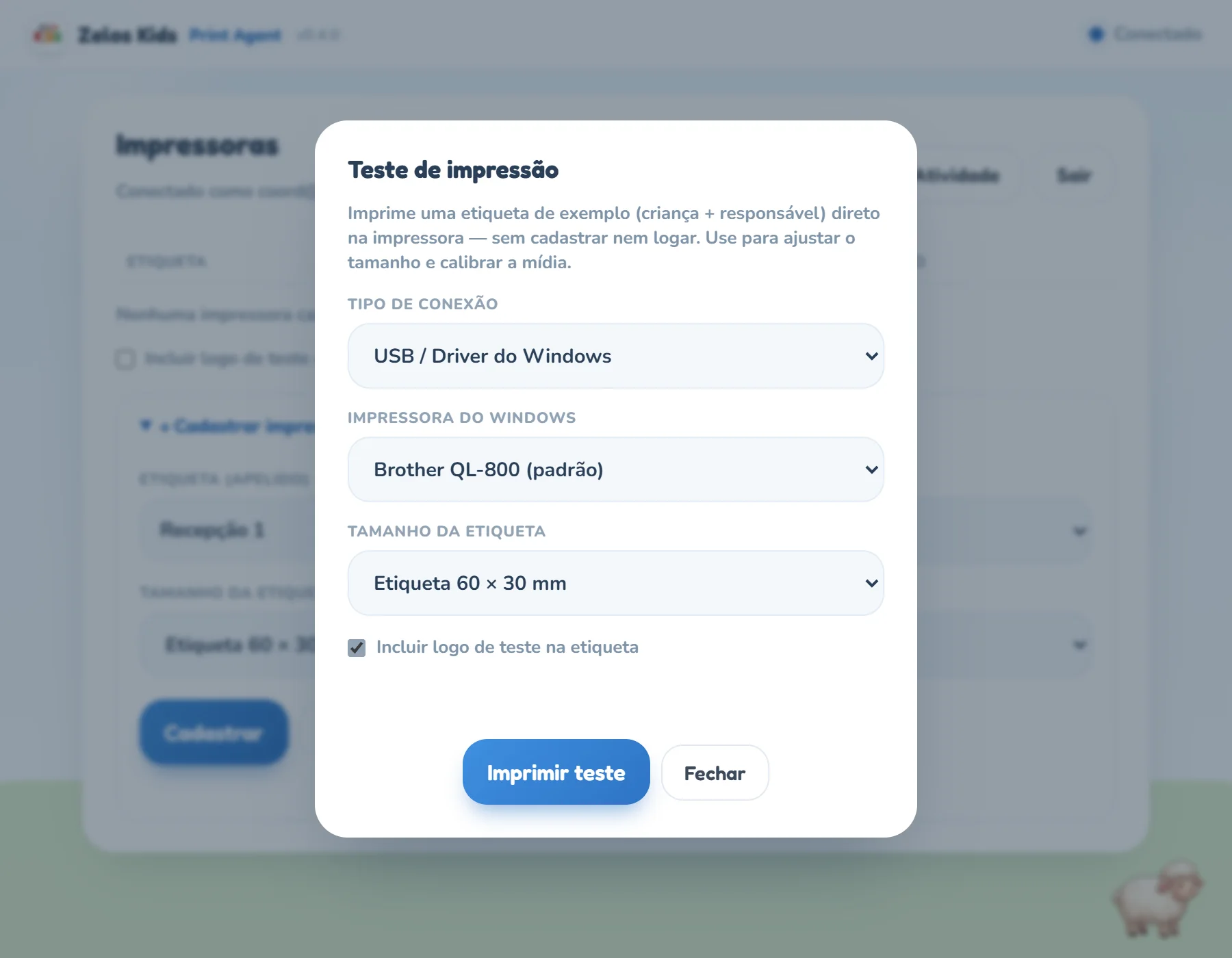 Modal Teste de impressão sobre a janela do agente: o texto explicando que imprime uma etiqueta de exemplo sem cadastrar nem logar, os campos Tipo de conexão, Impressora do Windows e Tamanho da etiqueta, a caixa Incluir logo de teste na etiqueta marcada e os botões Imprimir teste e Fechar.
