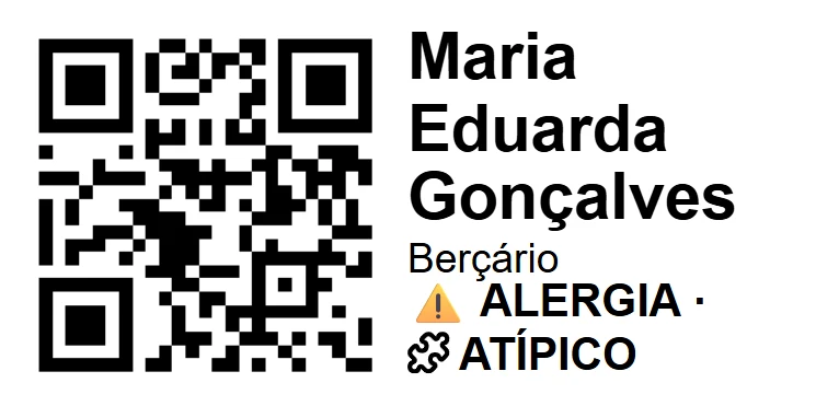 Etiqueta 60 × 30 mm da criança: QR quadrado à esquerda e, à direita, o nome Maria Eduarda Gonçalves em destaque, o nome da sala embaixo e, nas duas últimas linhas, os selos ⚠️ ALERGIA e 🧩 ATÍPICO, separados por um ponto.