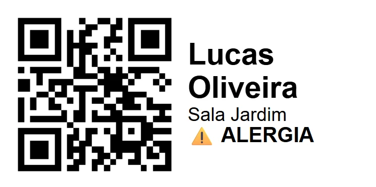 Etiqueta 60 × 30 mm da criança: QR quadrado à esquerda e, à direita, o nome Lucas Oliveira em destaque, o nome da sala embaixo e o selo ⚠️ ALERGIA.