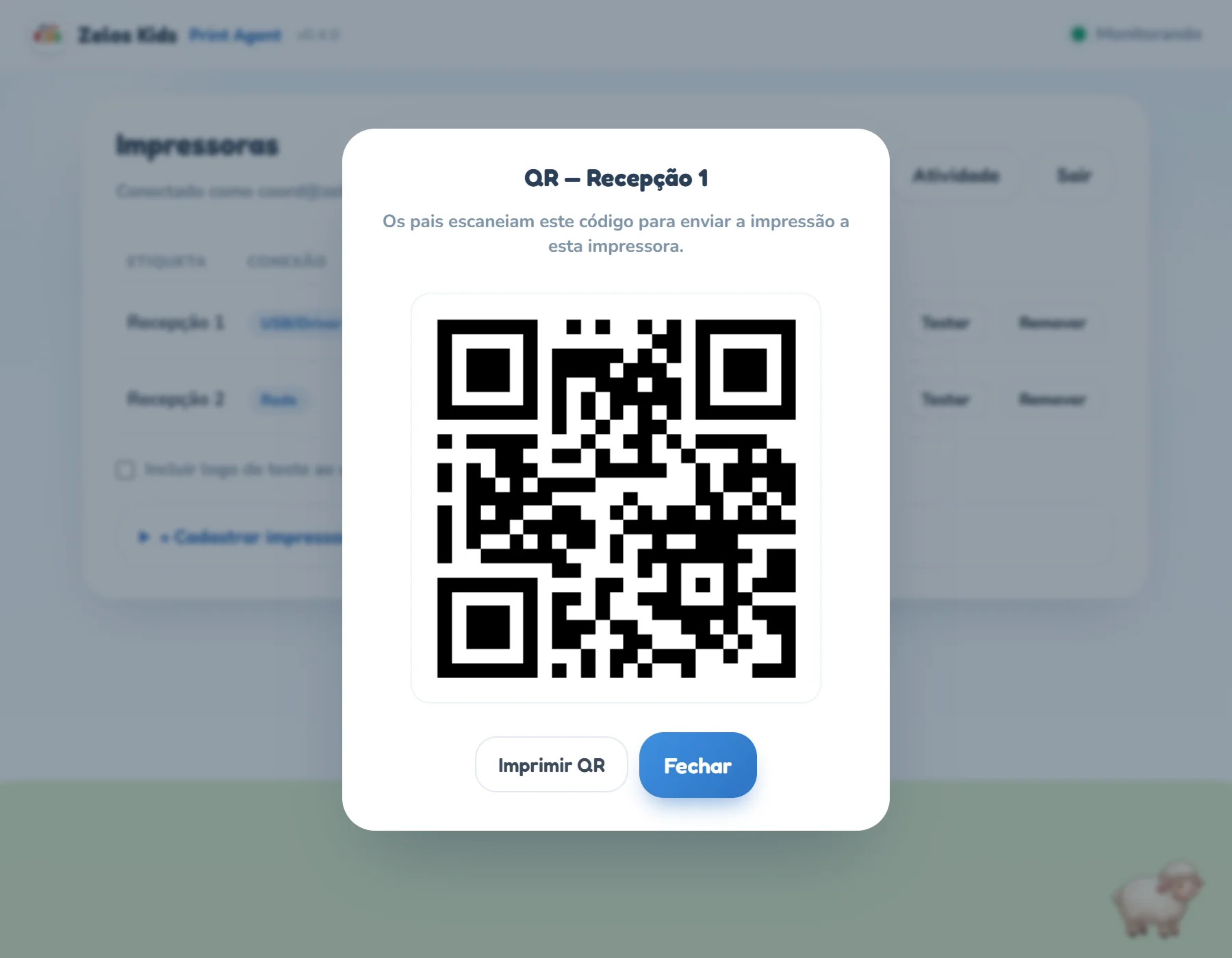 Janela QR — Recepção 1 aberta sobre o painel do agente, que mostra as duas impressoras cadastradas, com o texto Os pais escaneiam este código para enviar a impressão a esta impressora, o QR grande no centro e os botões Imprimir QR e Fechar.