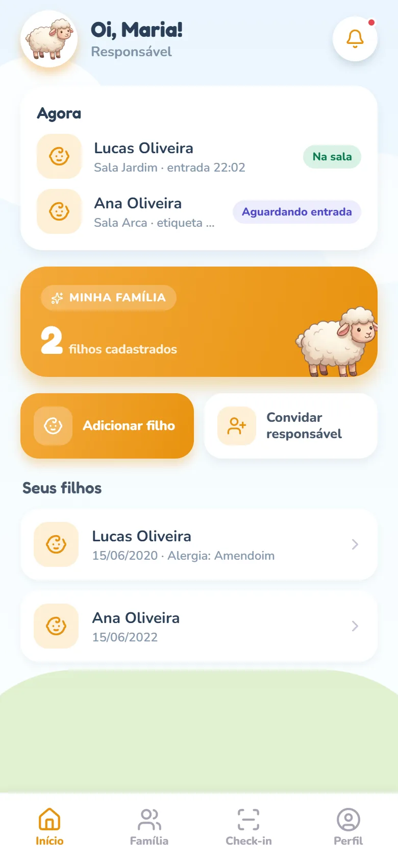 Aba Início do responsável com o bloco Agora listando dois filhos: um com o selo Na sala e a hora de entrada, outro com o selo Aguardando entrada (a hora da etiqueta fica cortada pelo selo); o sino de Notificações no canto tem um ponto vermelho