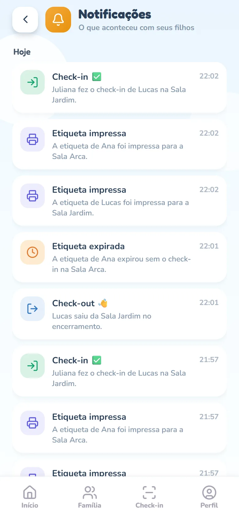 Tela Notificações com o grupo Hoje: no topo, um aviso Check-in ✅ e dois avisos Etiqueta impressa, cada um com o texto do que aconteceu com a criança e a hora ao lado; abaixo, os avisos de uma abertura anterior da sala no mesmo dia (Etiqueta expirada, Check-out no encerramento, Check-in e Etiqueta impressa)
