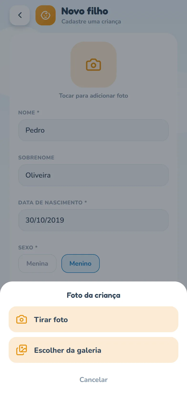 Folha Foto da criança aberta sobre o cadastro, com os botões Tirar foto, Escolher da galeria e Cancelar.