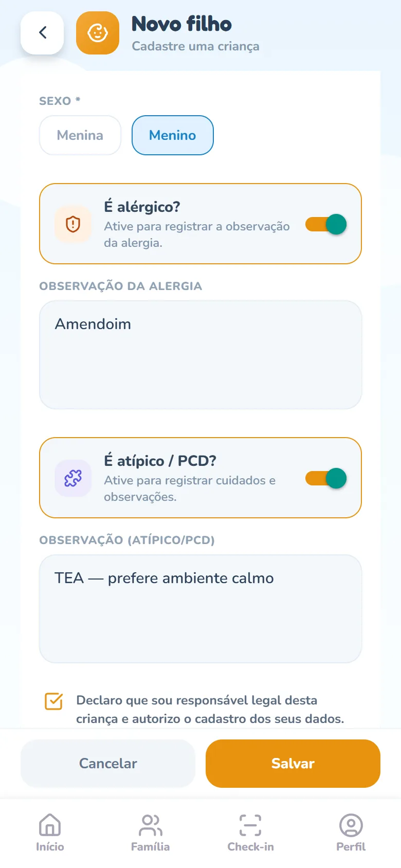 Parte de baixo da tela Novo filho: chaves É alérgico? e É atípico / PCD? ligadas, com as observações preenchidas, a declaração de responsável legal marcada e os botões Cancelar e Salvar.