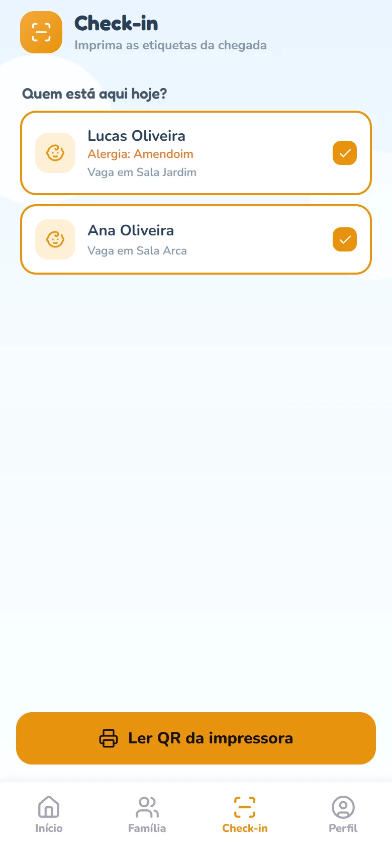Aba Check-in com a pergunta Quem está aqui hoje?, dois filhos marcados com borda laranja e o texto Vaga em … embaixo de cada nome; no rodapé, o botão Ler QR da impressora ativo.