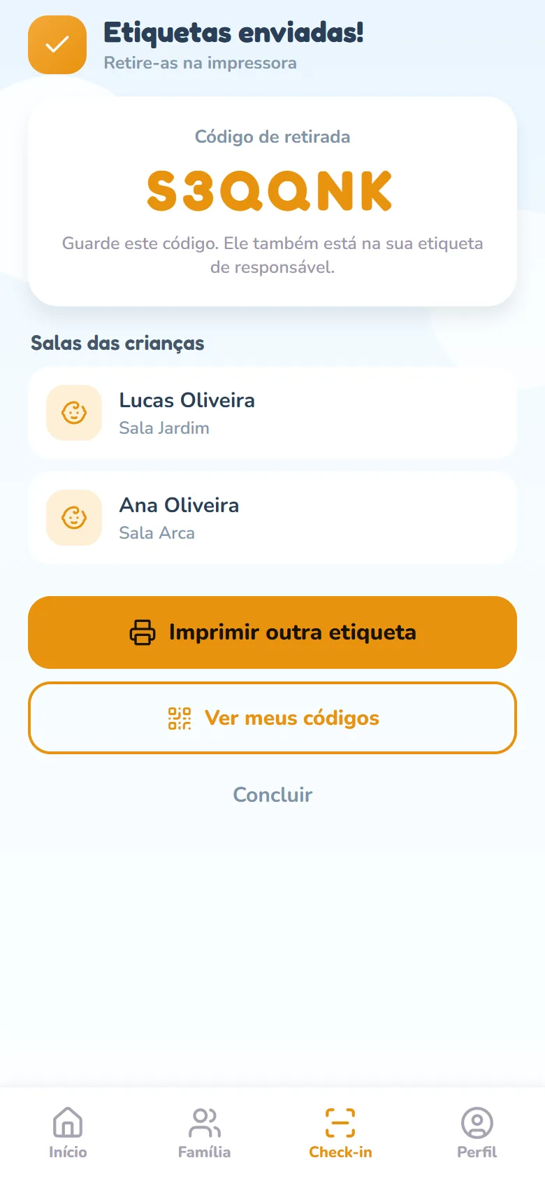 Tela Etiquetas enviadas! logo após o check-in, com o card Código de retirada mostrando um código de seis letras e números, a lista Salas das crianças e os botões Imprimir outra etiqueta, Ver meus códigos e Concluir.