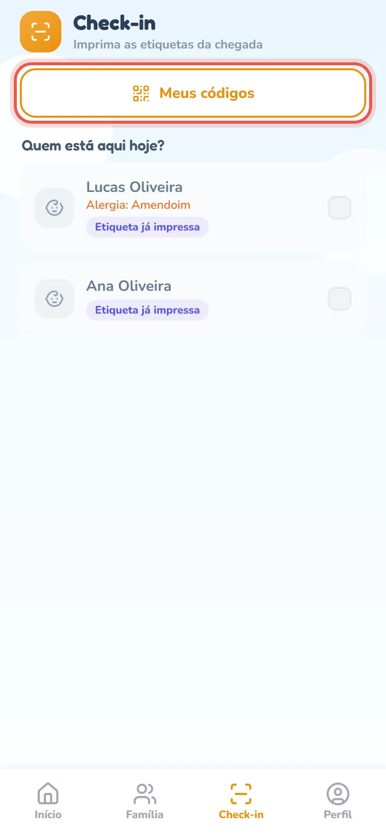 Aba Check-in com o botão Meus códigos no alto, acima da lista Quem está aqui hoje?, em que os filhos aparecem em cinza com o selo Etiqueta já impressa.