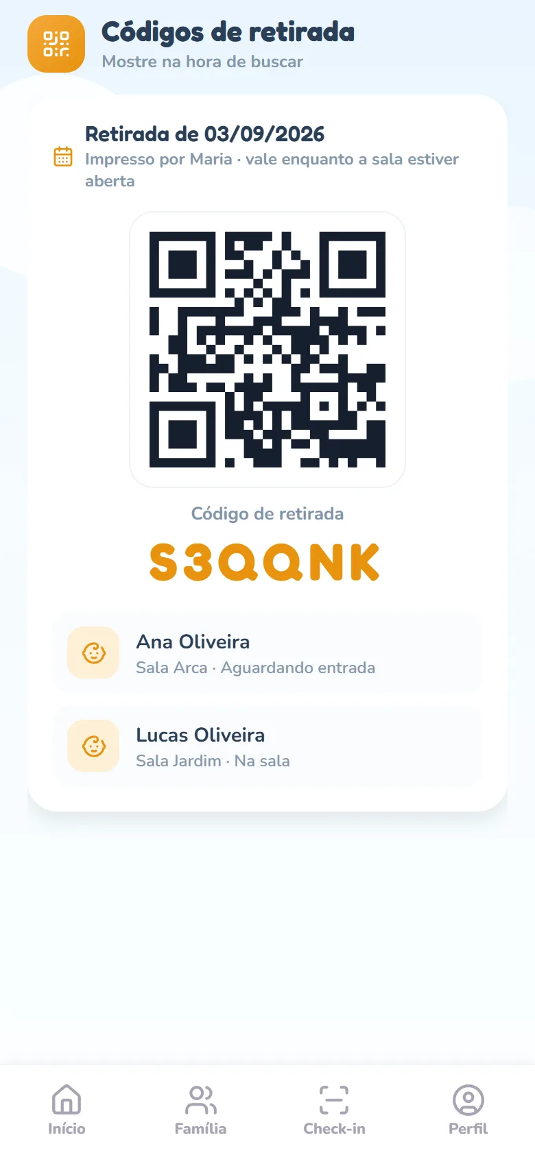 Tela Códigos de retirada com um card Retirada de (data do dia), a linha Impresso por Maria · vale enquanto a sala estiver aberta, o QR grande, o Código de retirada em letras grandes e dois filhos listados com a sala e as situações Na sala e Aguardando entrada.