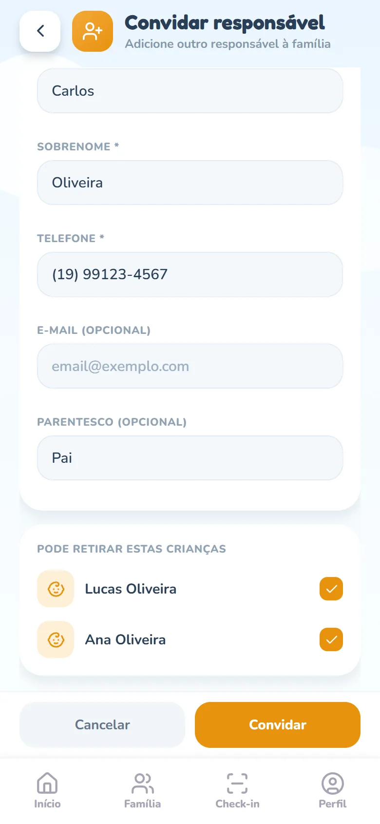 Tela Convidar responsável com nome, sobrenome, telefone e parentesco preenchidos e o card Pode retirar estas crianças com duas crianças marcadas; no rodapé, os botões Cancelar e Convidar.