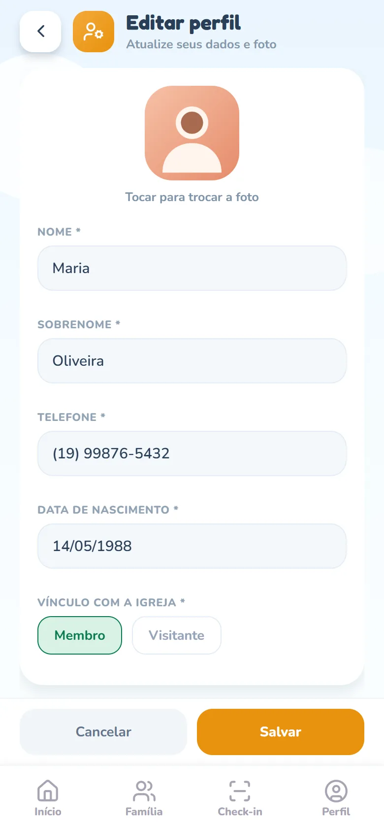 Tela Editar perfil com a foto grande no topo e o texto Tocar para trocar a foto, os campos Nome, Sobrenome, Telefone e Data de nascimento preenchidos e os chips Membro e Visitante do vínculo com a igreja; no rodapé, os botões Cancelar e Salvar.