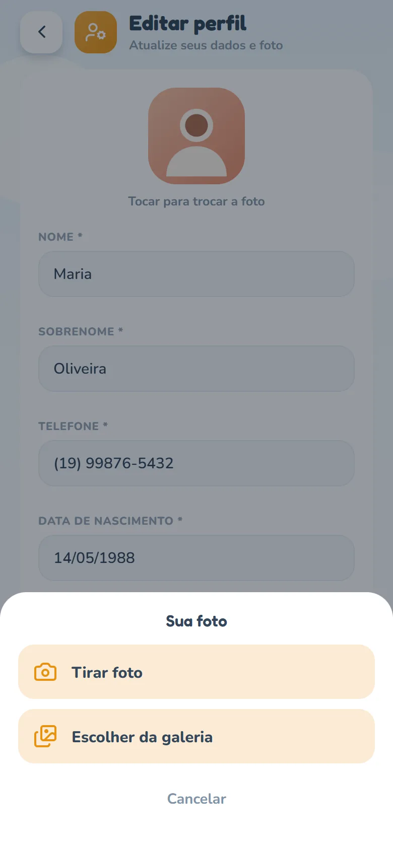 Folha Sua foto aberta sobre a tela Editar perfil, com as opções Tirar foto, Escolher da galeria e Cancelar.