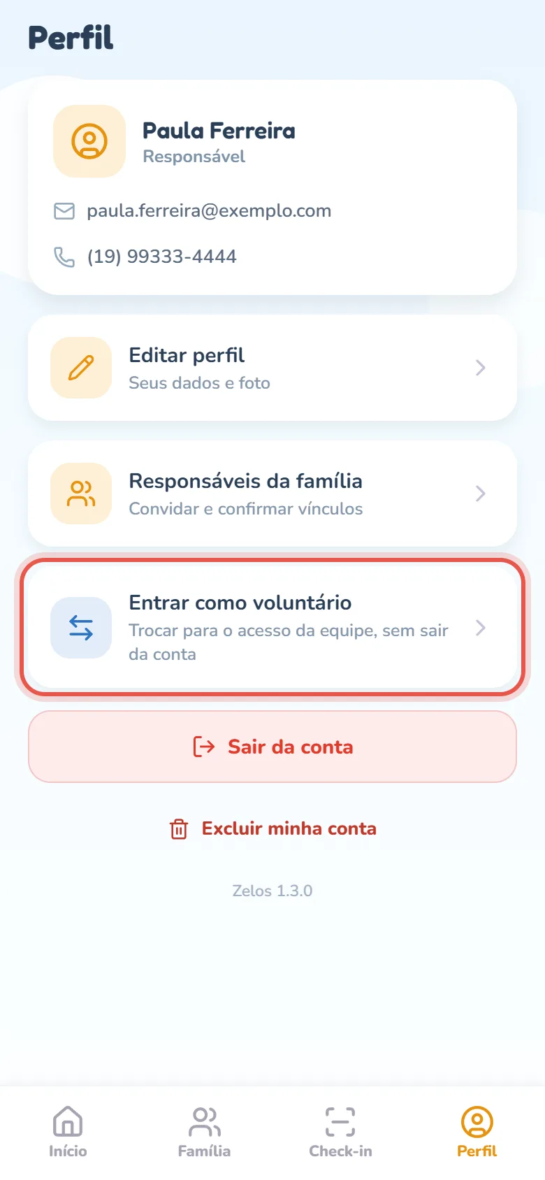 Aba Perfil de uma conta dupla mostrando, entre Responsáveis da família e Sair da conta, o card Entrar como voluntário, com o ícone azul de setas e o texto Trocar para o acesso da equipe, sem sair da conta.