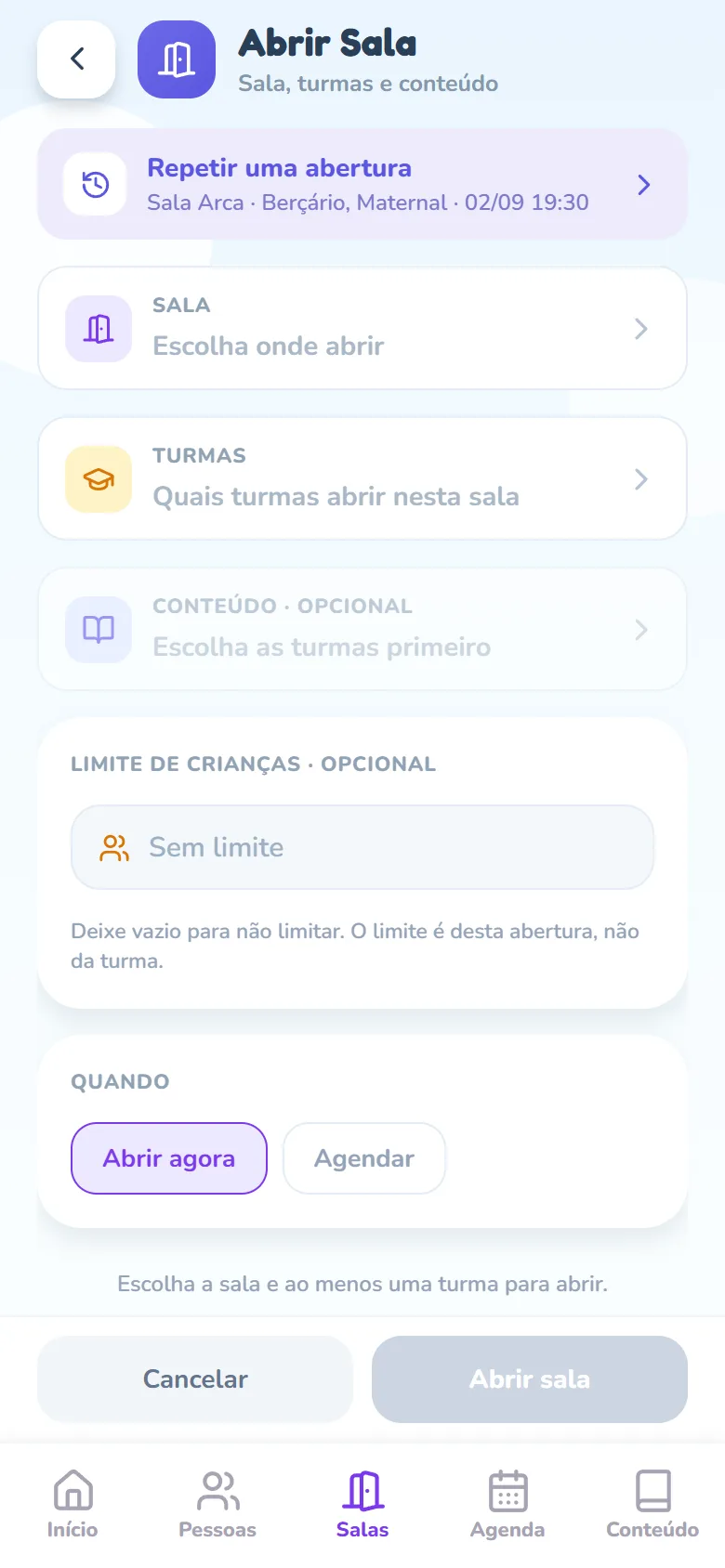 Tela Abrir Sala com os três campos vazios: Sala com o texto Escolha onde abrir, Turmas com Quais turmas abrir nesta sala e Conteúdo · opcional com Escolha as turmas primeiro; embaixo, o campo Limite de crianças · opcional marcado como Sem limite e o cartão Quando com o chip Abrir agora selecionado.
