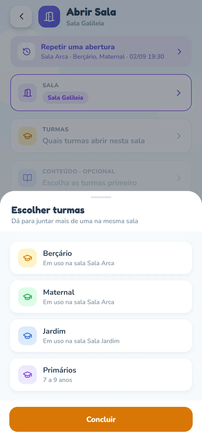 Popup Escolher turmas, com o subtítulo Dá para juntar mais de uma na mesma sala: Berçário e Maternal aparecem bloqueados com Em uso na sala Sala Arca, Jardim com Em uso na sala Sala Jardim e só Primários, livre, mostra a faixa de idade 7 a 9 anos embaixo do nome.