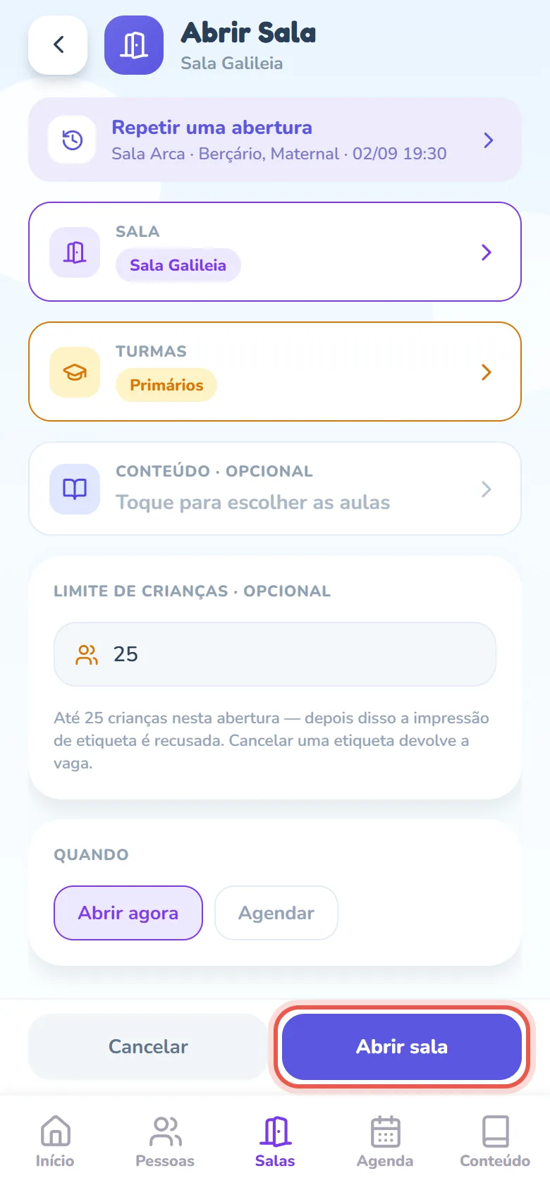 Tela Abrir Sala preenchida: pílula com o nome da sala no campo Sala, pílula da turma no campo Turmas, o campo Limite de crianças com o número 25 e o aviso de que depois disso a impressão de etiqueta é recusada; no rodapé, o botão Abrir sala aceso ao lado de Cancelar.