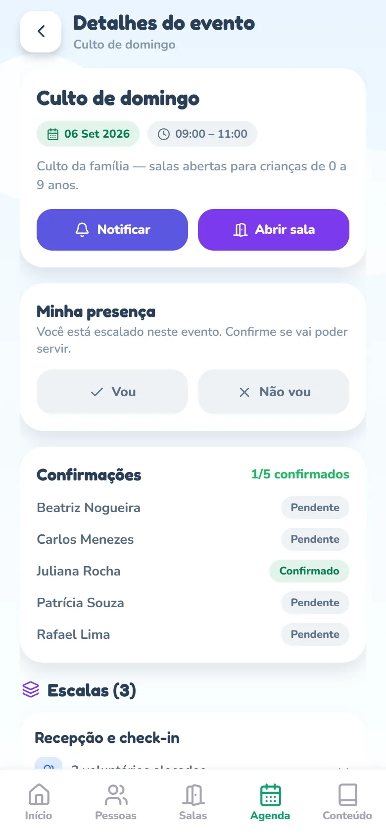 Detalhes do evento na conta do coordenador: dentro do card do evento, com a data, o horário e a descrição, os botões Notificar (azul-arroxeado, com um sininho) e Abrir sala (roxo, com uma porta) lado a lado; abaixo, o card Minha presença com os botões Vou e Não vou e o card Confirmações com o placar 1/5 confirmados e a resposta de cada escalado — Juliana Rocha Confirmado e os demais Pendente.