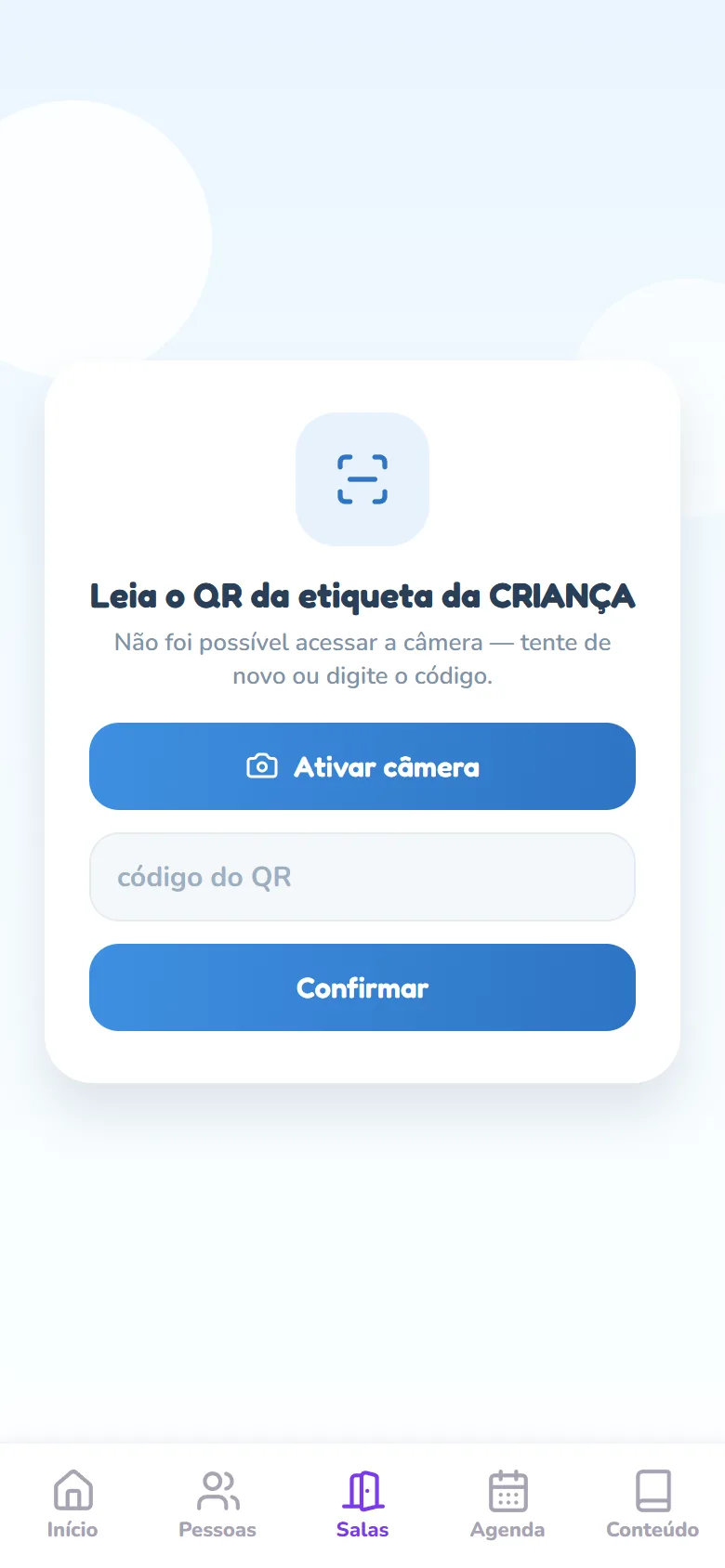 Tela Check-in aberta no navegador: um cartão com o título Leia o QR da etiqueta da CRIANÇA, o aviso Não foi possível acessar a câmera — tente de novo ou digite o código, o botão Ativar câmera, o campo código do QR e o botão Confirmar.