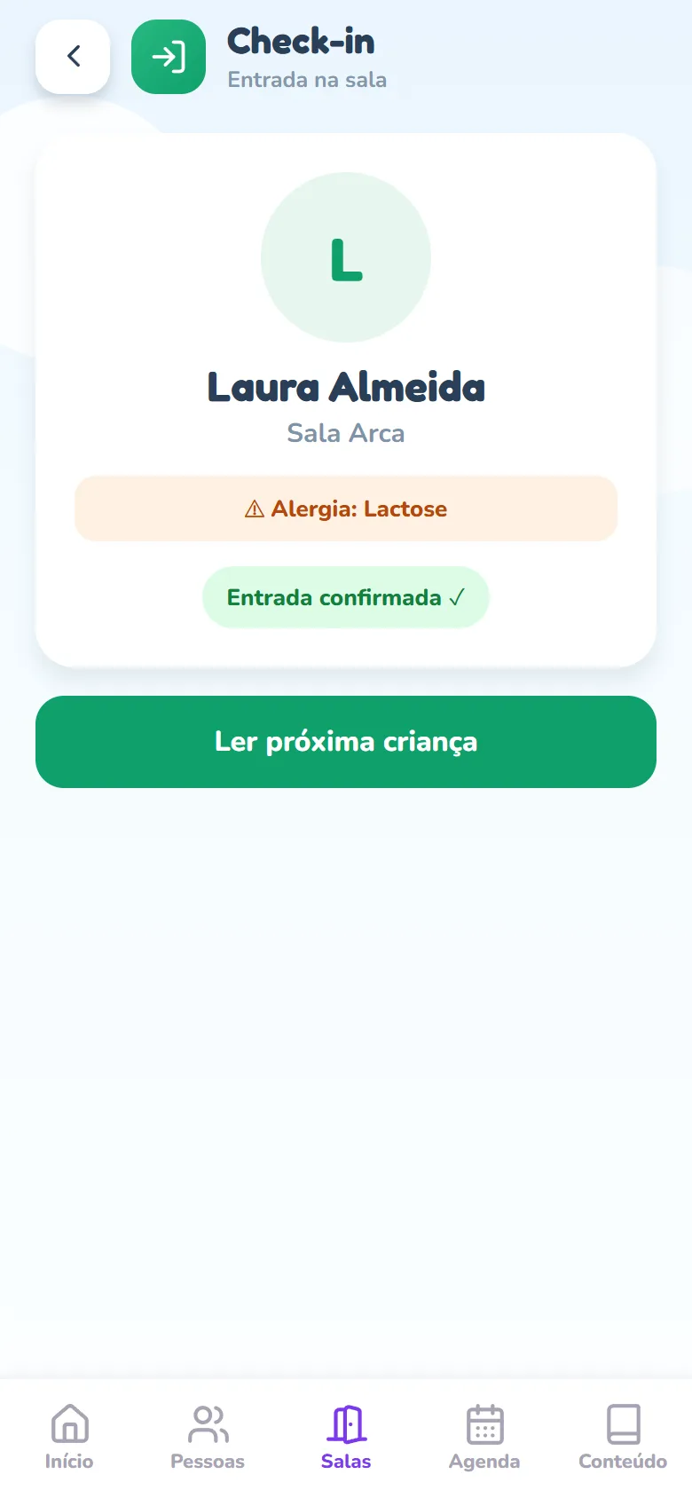 Tela de resultado do check-in, com o cabeçalho Check-in e, abaixo, Entrada na sala, a inicial da criança num círculo, o nome Laura Almeida, a sala, a faixa laranja com o aviso de alergia a lactose, o selo verde Entrada confirmada ✓ e o botão Ler próxima criança embaixo.