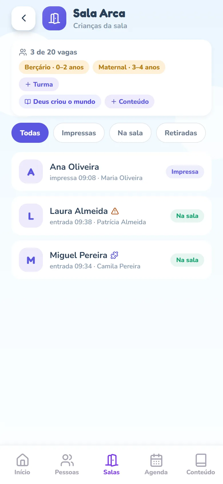 Tela de uma sala aberta: o cabeçalho com o nome da sala e Crianças da sala, o card com a ocupação e as turmas, os filtros Todas, Impressas, Na sala e Retiradas, e a lista de crianças em ordem alfabética com o triângulo de alergia ao lado de um nome, a peça de quebra-cabeça ao lado de outro, o horário com o nome do responsável e os selos Impressa e Na sala à direita.