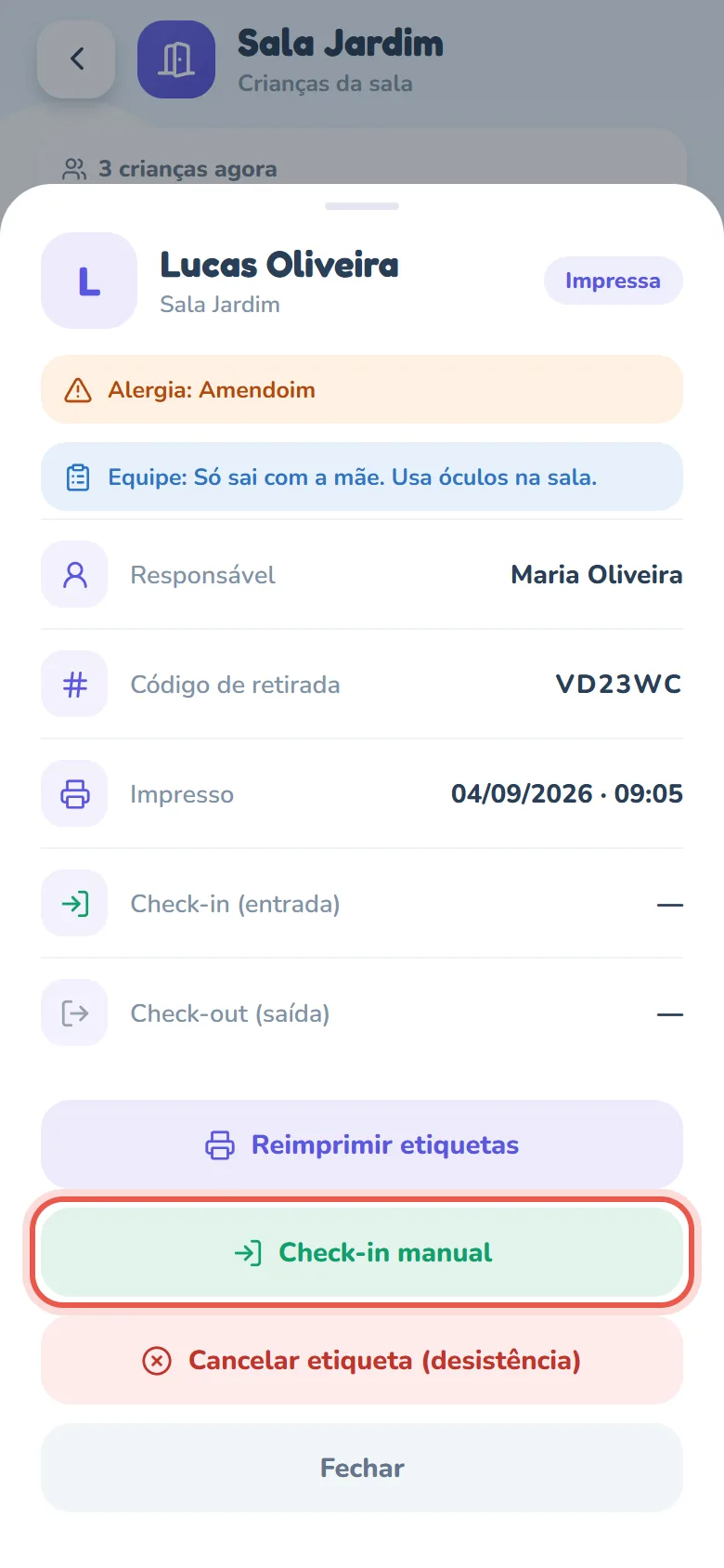 Ficha de Lucas Oliveira aberta sobre a lista: o selo Impressa, a faixa laranja Alergia: amendoim, a faixa azul Equipe com a observação da equipe, as linhas Responsável, Código de retirada, Impresso, Check-in (entrada) e Check-out (saída), e os botões Reimprimir etiquetas, Check-in manual, Cancelar etiqueta (desistência) e Fechar.