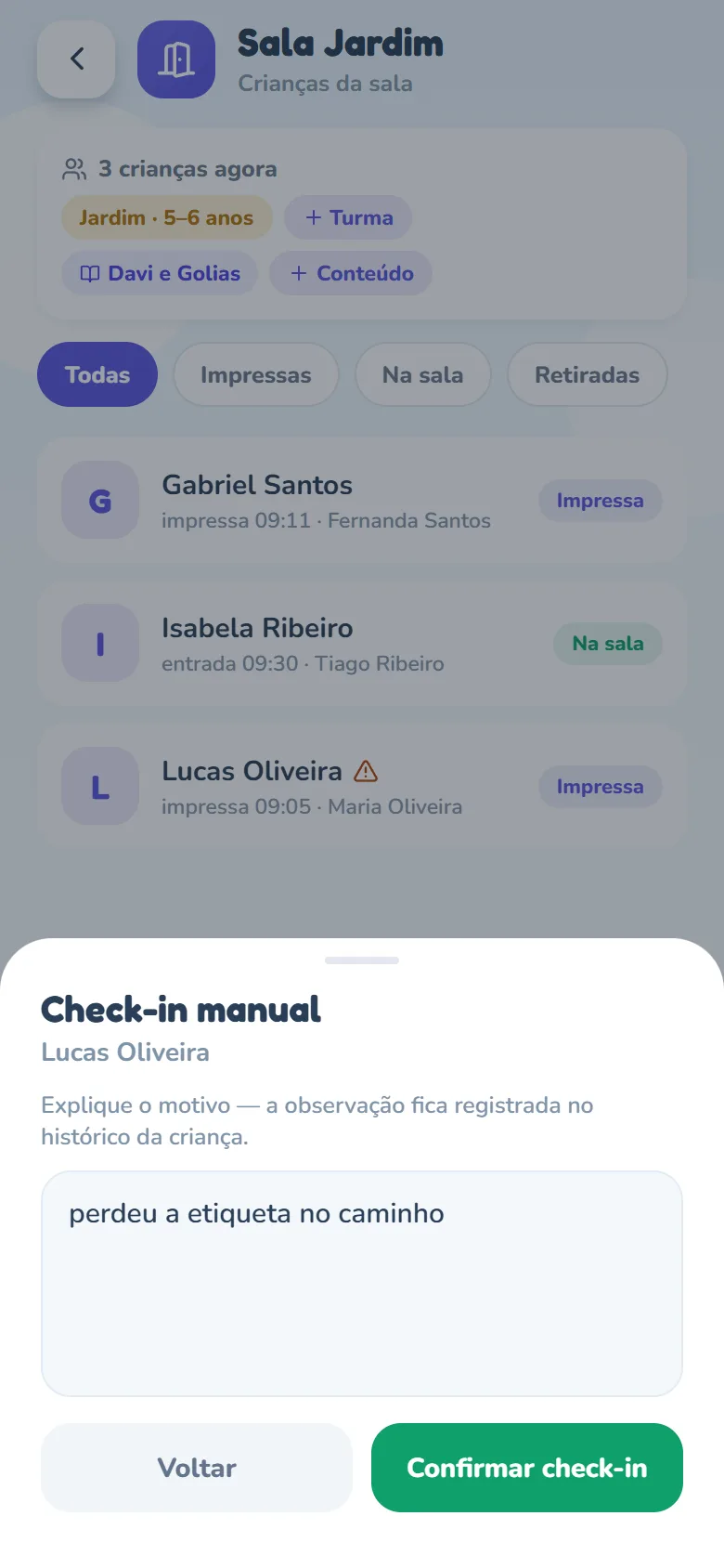 Folha Check-in manual para Lucas Oliveira: o texto Explique o motivo — a observação fica registrada no histórico da criança, o campo com a observação perdeu a etiqueta no caminho digitada e, embaixo, os botões Voltar e Confirmar check-in.