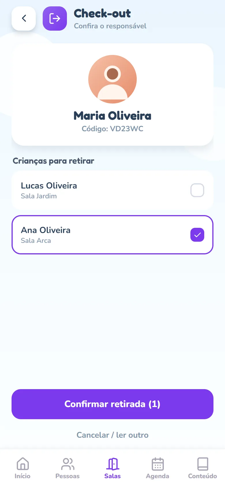 Tela de conferência do check-out: foto e nome de Maria Oliveira, o código de retirada, a seção Crianças para retirar com Ana Oliveira (Sala Arca) marcada e Lucas Oliveira (Sala Jardim) desmarcado, e o botão Confirmar retirada (1).