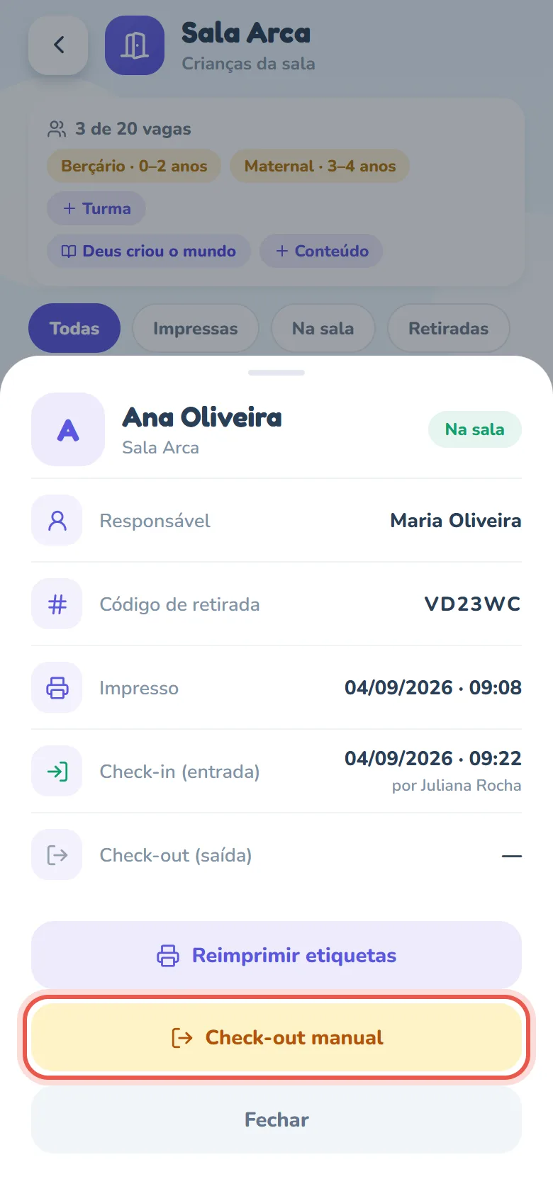 Folha de detalhes de uma criança na sala, com o selo Na sala, as linhas Responsável, Código de retirada, Impresso, Check-in (entrada) e Check-out (saída), e os botões Reimprimir etiquetas e Check-out manual.