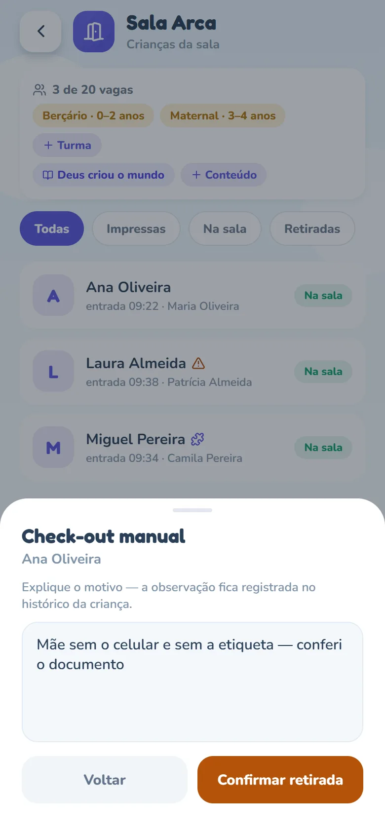 Passo da observação do check-out manual: o título Check-out manual com o nome da criança, o aviso de que a observação fica registrada no histórico, o campo de texto preenchido e os botões Voltar e Confirmar retirada.
