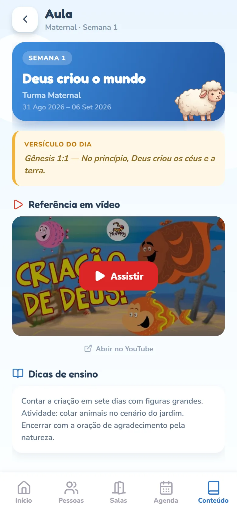 Tela Aula vista pela professora: cabeçalho azul com SEMANA 1, o título Deus criou o mundo, Turma Maternal e o período; abaixo, a faixa amarela Versículo do dia com Gênesis 1:1, a seção Referência em vídeo com a capa do desenho e o botão vermelho Assistir, e a seção Dicas de ensino. Não há botão Editar no alto.