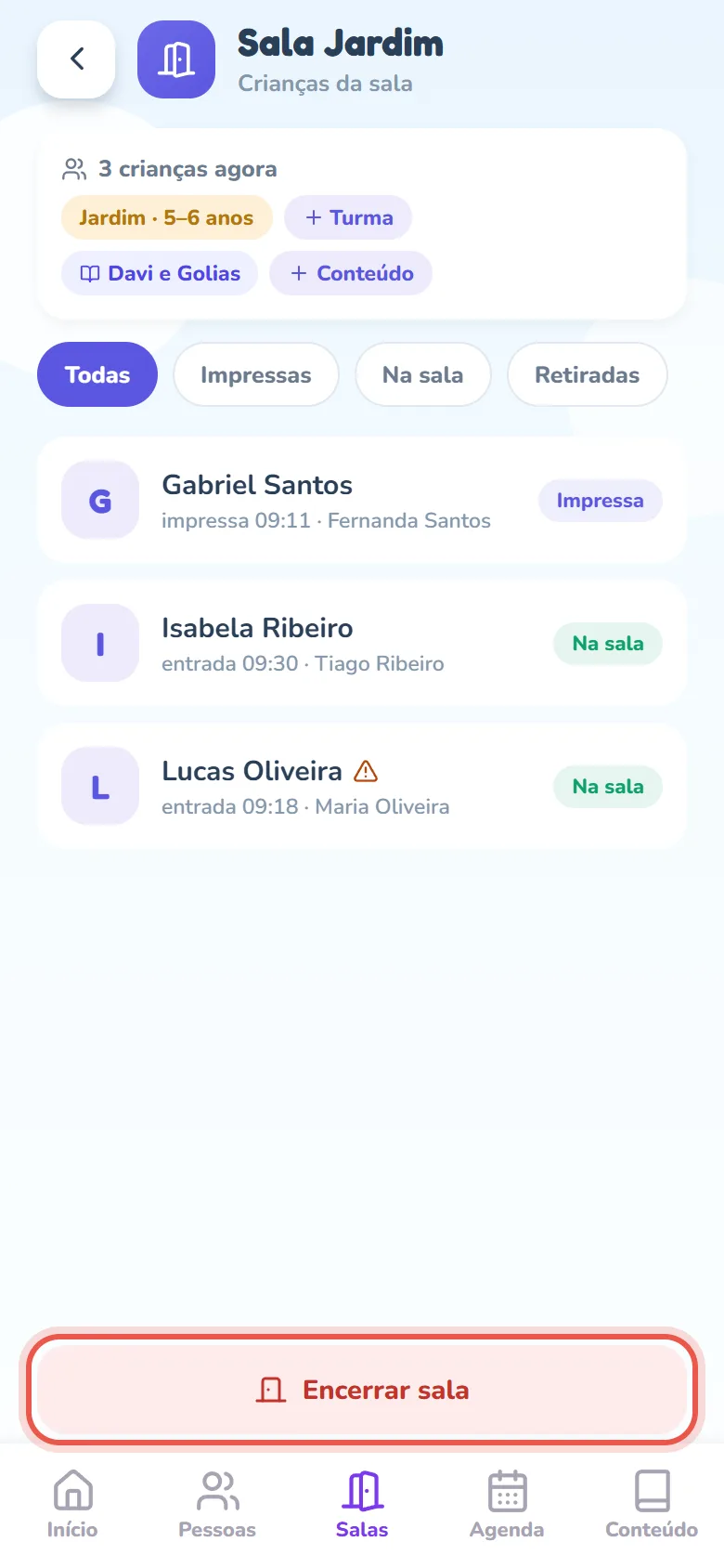 Tela da sala aberta: o nome da sala com o subtítulo Crianças da sala, o card com a turma e o conteúdo, os filtros Todas, Impressas, Na sala e Retiradas, a lista de crianças com as situações Na sala e Impressa e, no rodapé, o botão vermelho Encerrar sala.