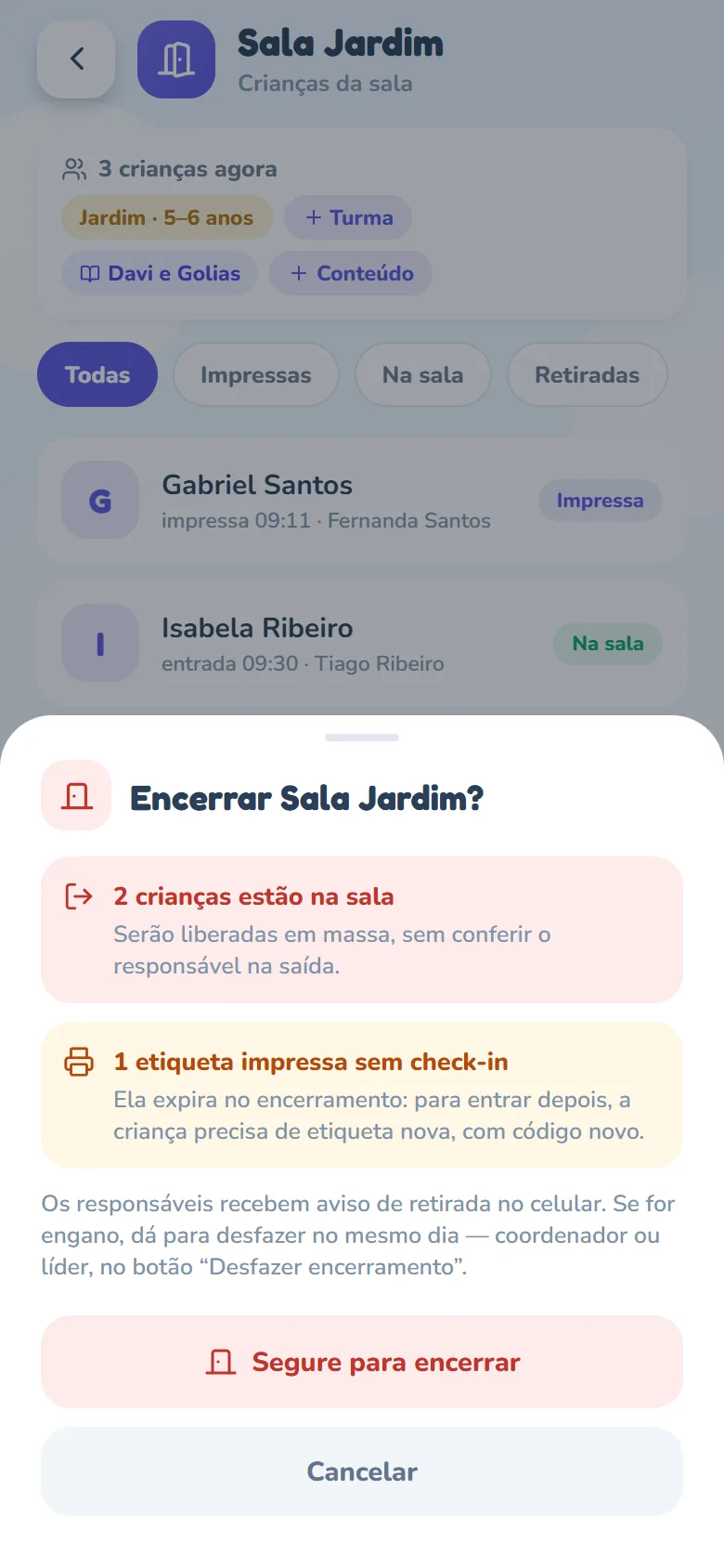 Folha Encerrar Sala Jardim? com uma linha vermelha 2 crianças estão na sala, uma linha laranja 1 etiqueta impressa sem check-in, o aviso de que os responsáveis recebem aviso de retirada e de que dá para desfazer no mesmo dia, o botão Segure para encerrar e o botão Cancelar.