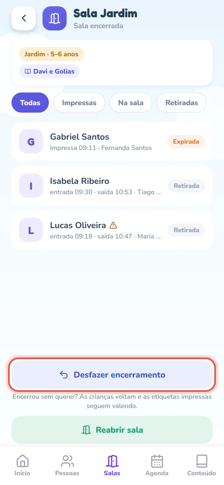 Tela da sala com o subtítulo Sala encerrada, as crianças listadas como Retirada e Expirada e, no rodapé, o botão azul Desfazer encerramento com o texto Encerrou sem querer? As crianças voltam e as etiquetas impressas seguem valendo, acima do botão verde Reabrir sala.