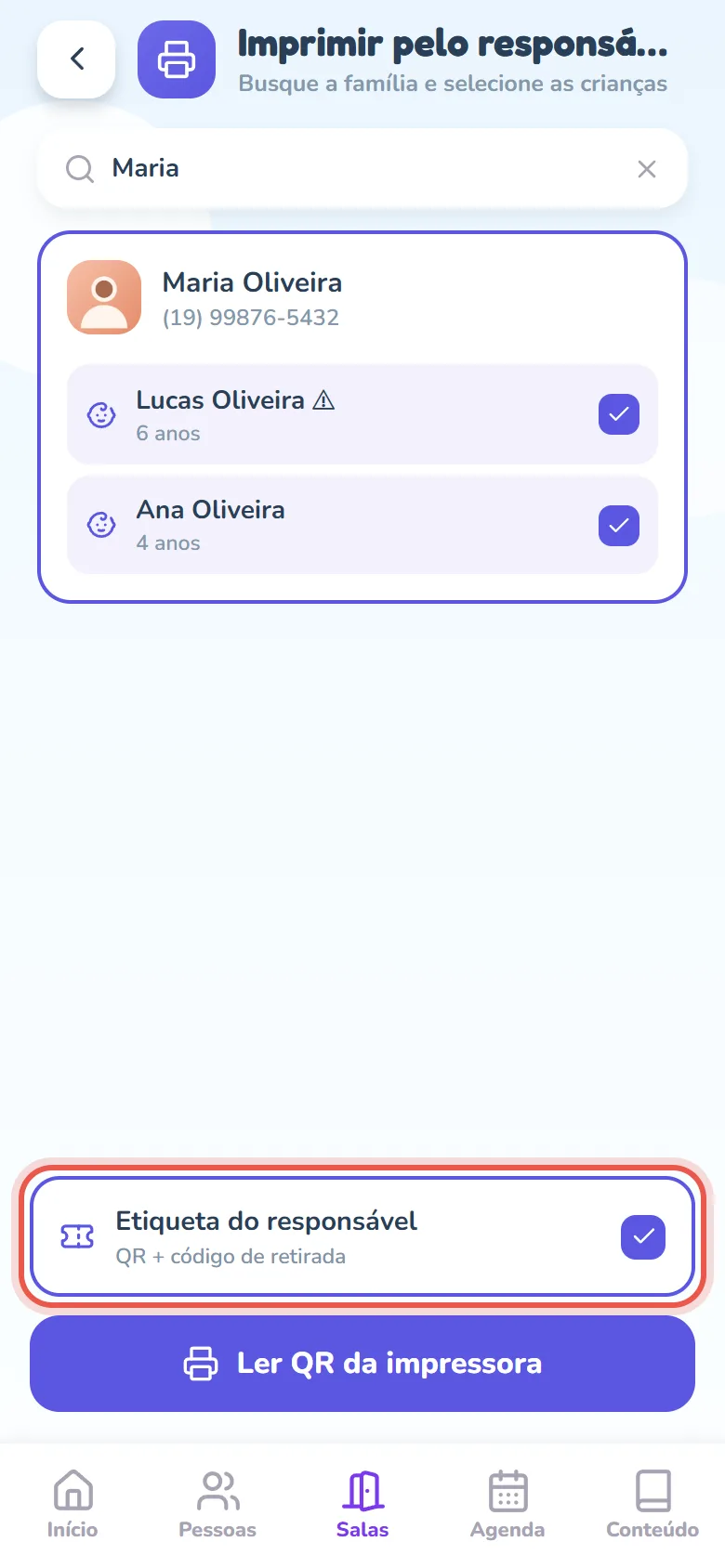 Tela Imprimir pelo responsável com a busca por Maria, o card de Maria Oliveira com as crianças Lucas (com o sinal de alergia) e Ana marcadas, a linha Etiqueta do responsável marcada e o botão Ler QR da impressora ativo no rodapé.