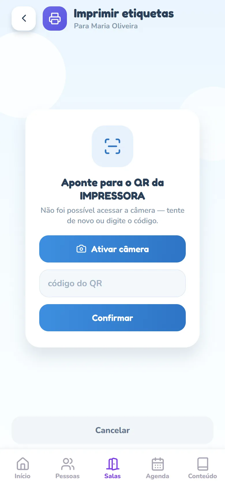 Tela Imprimir etiquetas, com o subtítulo Para Maria Oliveira, mostrando o leitor no navegador: o texto Aponte para o QR da IMPRESSORA, o aviso Não foi possível acessar a câmera, o botão Ativar câmera, o campo código do QR com o botão Confirmar e o botão Cancelar embaixo.
