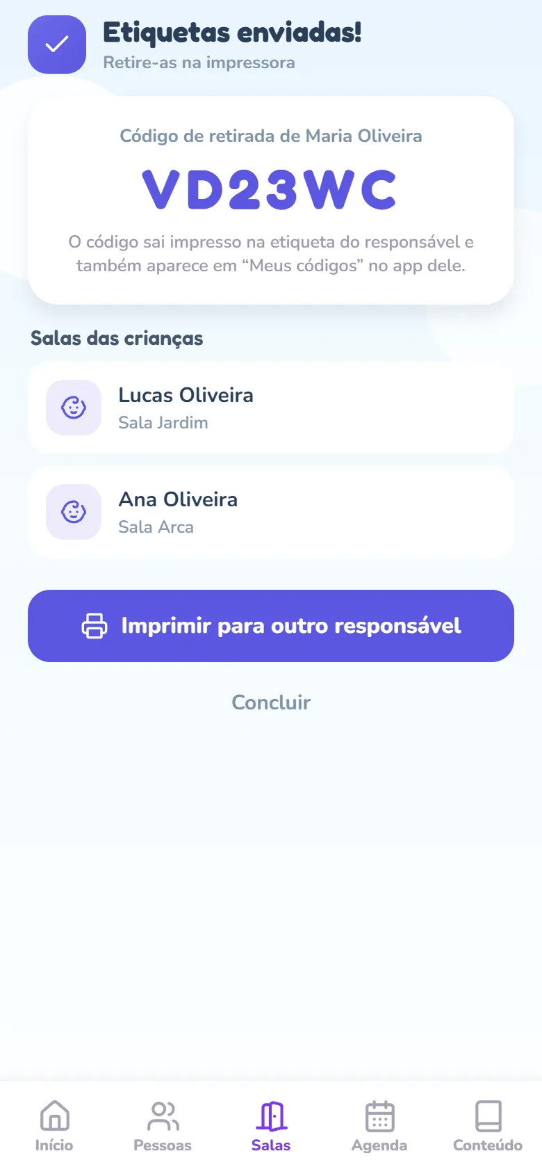 Tela Etiquetas enviadas! com o aviso Retire-as na impressora, o card Código de retirada de Maria Oliveira com o código em letras grandes, a lista Salas das crianças com Lucas e Ana e a sala de cada um, e os botões Imprimir para outro responsável e Concluir.