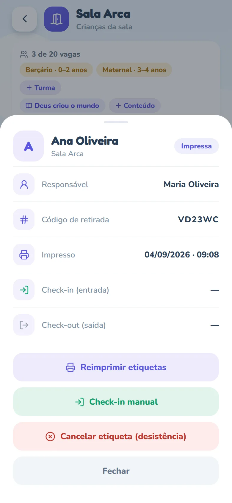 Ficha de Ana Oliveira aberta sobre a lista da sala, com o selo Impressa, as linhas Responsável (Maria Oliveira), Código de retirada, Impresso, Check-in (entrada) e Check-out (saída), e os botões Reimprimir etiquetas, Check-in manual, Cancelar etiqueta (desistência) e Fechar.