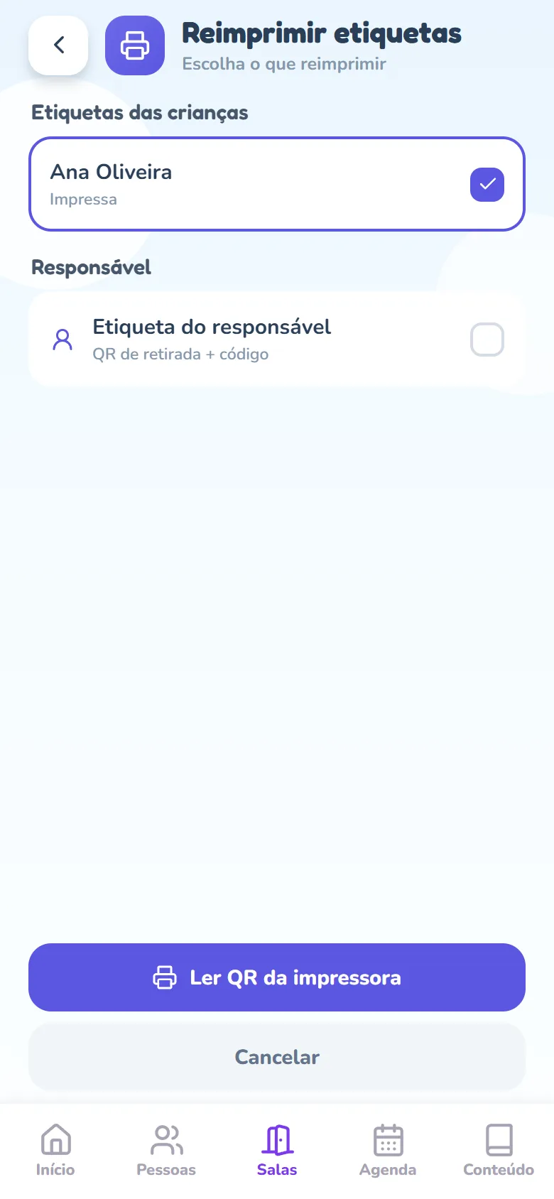 Tela Reimprimir etiquetas com o subtítulo Escolha o que reimprimir: em Etiquetas das crianças, Ana Oliveira com a situação Impressa e a caixinha marcada; em Responsável, a linha Etiqueta do responsável com QR de retirada + código desmarcada; no rodapé, os botões Ler QR da impressora e Cancelar.