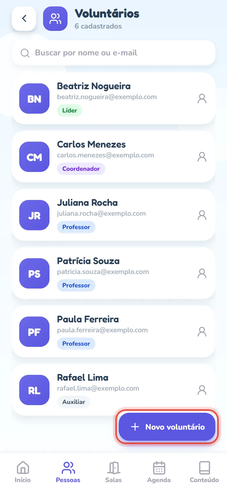 Tela Voluntários com o campo Buscar por nome ou e-mail e a lista de voluntários, cada um com as iniciais num círculo roxo, o e-mail e a etiqueta do cargo (Auxiliar, Professor, Coordenador, Líder); no canto de baixo, o botão Novo voluntário.
