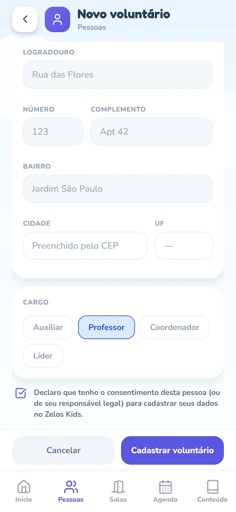 Fim do formulário Novo voluntário: em cima, o fim do cartão de endereço, com Logradouro, Número, Complemento, Bairro, Cidade marcada como Preenchido pelo CEP e UF vazia; embaixo, o cartão Cargo com os quatro chips Auxiliar, Professor, Coordenador e Líder e Professor escolhido, a caixinha marcada da declaração de consentimento e, no rodapé, os botões Cancelar e Cadastrar voluntário.
