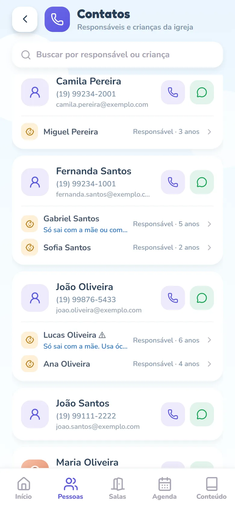 Tela Contatos com o campo Buscar por responsável ou criança e os cards das famílias: nome do responsável, telefone, e-mail, dois botões quadrados arredondados — um lilás com o ícone de telefone e um verde-claro com o balão do WhatsApp — e, abaixo de uma linha, as crianças da família com parentesco, idade e a prévia da observação da equipe.