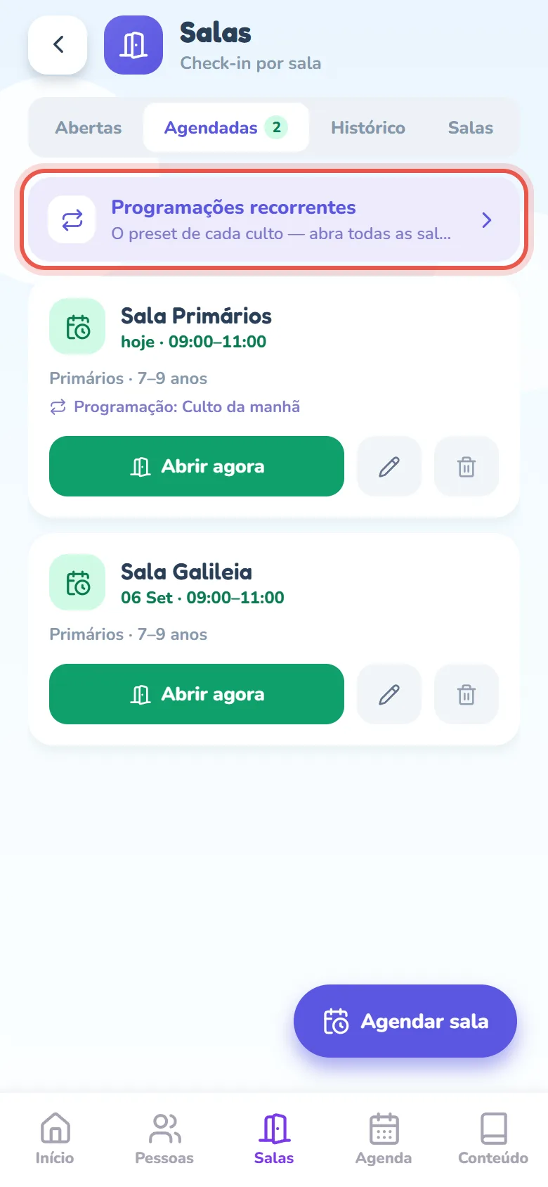Tela Salas na aba Agendadas, com o contador 2 ao lado do nome da aba: a faixa roxa Programações recorrentes com o texto O preset de cada culto — abra todas as salas de uma vez e, embaixo, dois cards de salas agendadas — Sala Primários para hoje, 09:00–11:00, com a turma Primários e a linha Programação: Culto da manhã, e Sala Galileia para 06 Set —, cada um com os botões Abrir agora, editar e desmarcar.