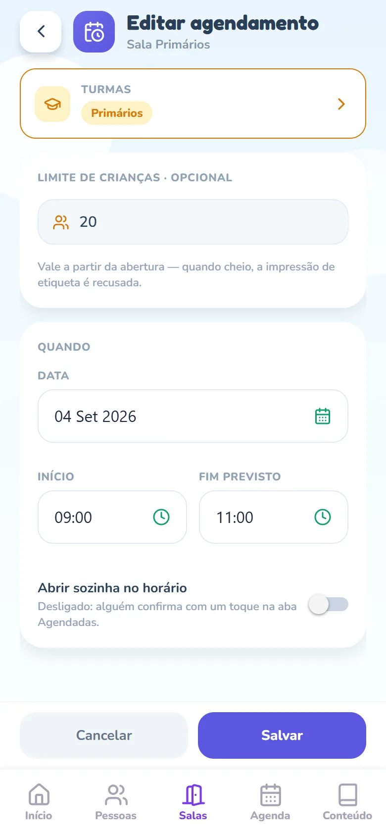Tela Editar agendamento com o nome da sala no subtítulo, o campo Turmas mostrando a turma escolhida, o cartão Limite de crianças · opcional com o aviso de que o limite vale a partir da abertura, o cartão Quando com Data, Início e Fim previsto e o interruptor Abrir sozinha no horário.