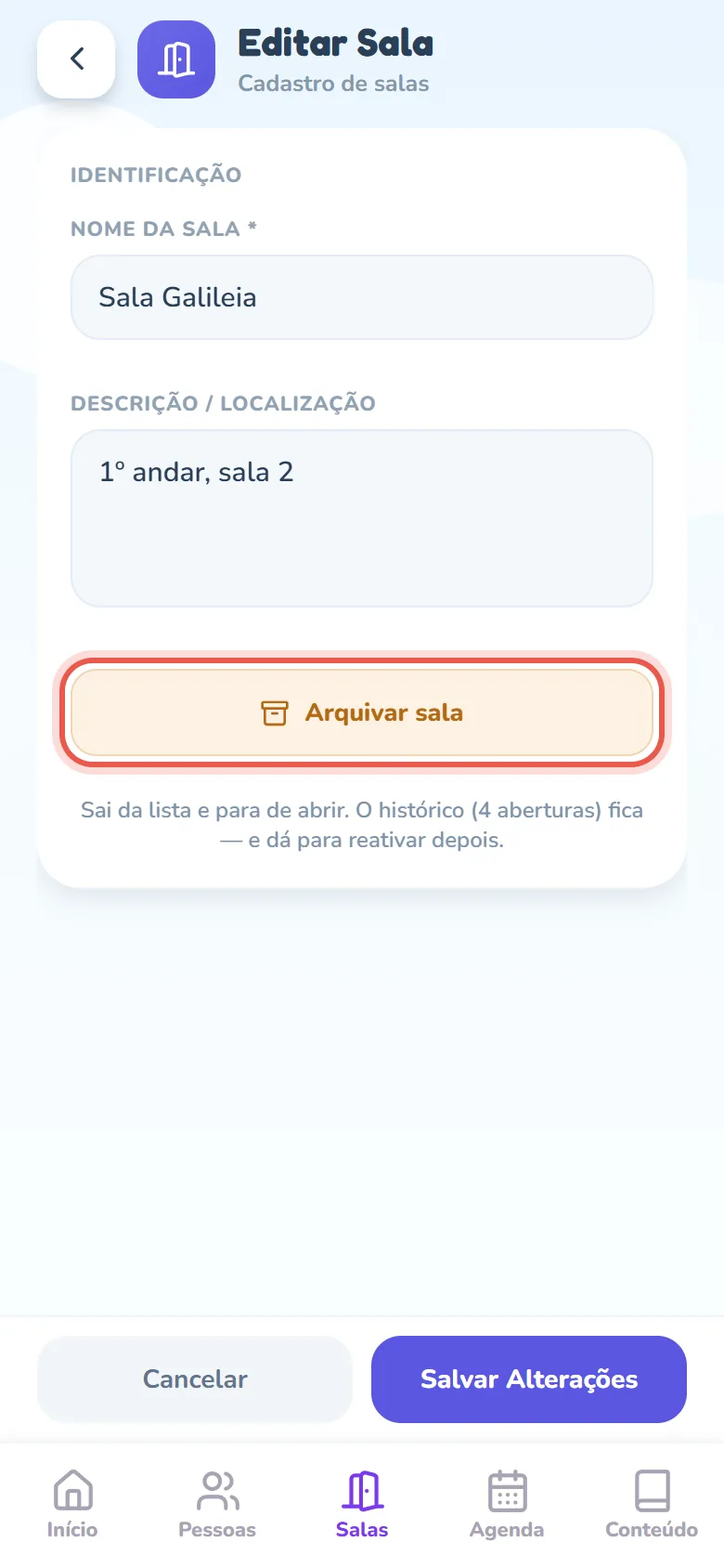 Tela Editar Sala com o cartão Identificação, os campos Nome da sala e Descrição / localização preenchidos, o botão laranja Arquivar sala e, embaixo, a frase Sai da lista e para de abrir. O histórico fica — e dá para reativar depois; no rodapé, Cancelar e Salvar Alterações.